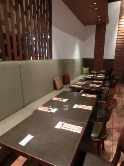 沙發椅與一般木椅舒適明亮