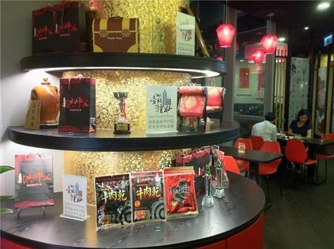 洪師父牛肉麵-可愛公仔當招牌,餐點好犀利! - 第9張圖 好多得獎的獎牌獎盃 - 內湖區的洪師父牛肉麵