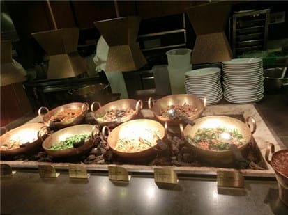 用金色鐤裝食物