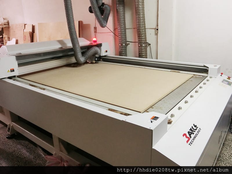 太銓企業社~台北廣告代工廠品質有保障~/木板雕刻切割/台北壓克力雕刻水晶字/CNC雕刻/雷射切割/木工設計公司招牌店代工 - 第2張圖 CIMG4409_副本