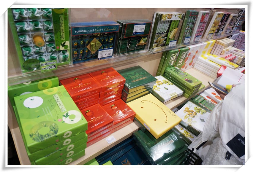 [九州.豪斯登堡遊]福岡機場.免稅.伴手禮販售區~遊玩逛街就專心，伴手禮這裡也有賣！