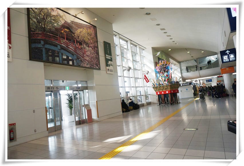 [九州.豪斯登堡遊]福岡機場.免稅.伴手禮販售區~遊玩逛街就專心，伴手禮這裡也有賣！