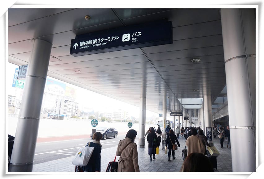 [九州.豪斯登堡遊]福岡機場.免稅.伴手禮販售區~遊玩逛街就專心，伴手禮這裡也有賣！