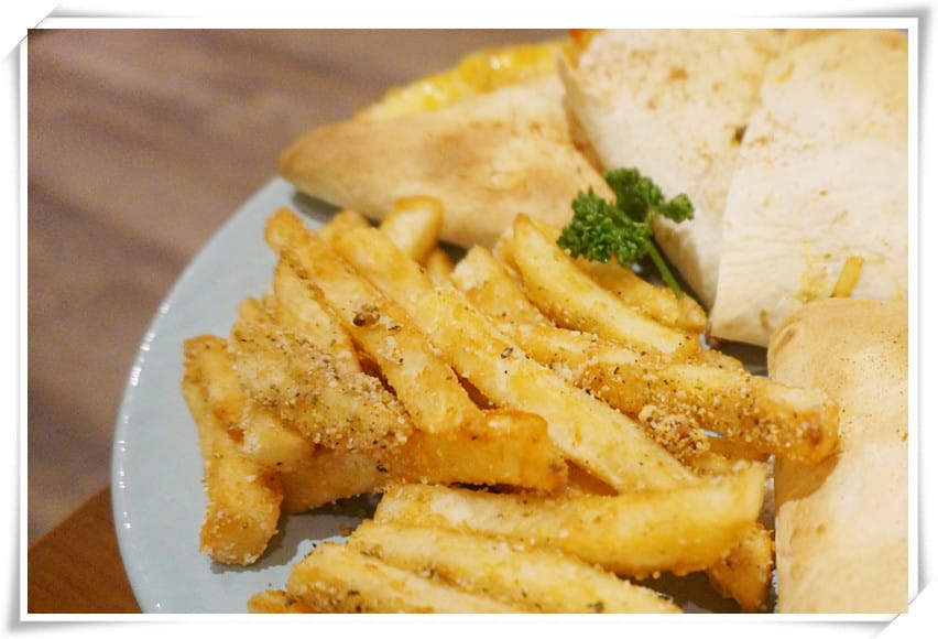 [忠孝復興站.寵物餐廳]貓咪先生的朋友～美式早午餐．燉飯．鬆餅．墨西哥餅，萌貓咪親人又溫馴