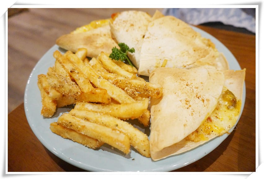 [忠孝復興站.寵物餐廳]貓咪先生的朋友～美式早午餐．燉飯．鬆餅．墨西哥餅，萌貓咪親人又溫馴