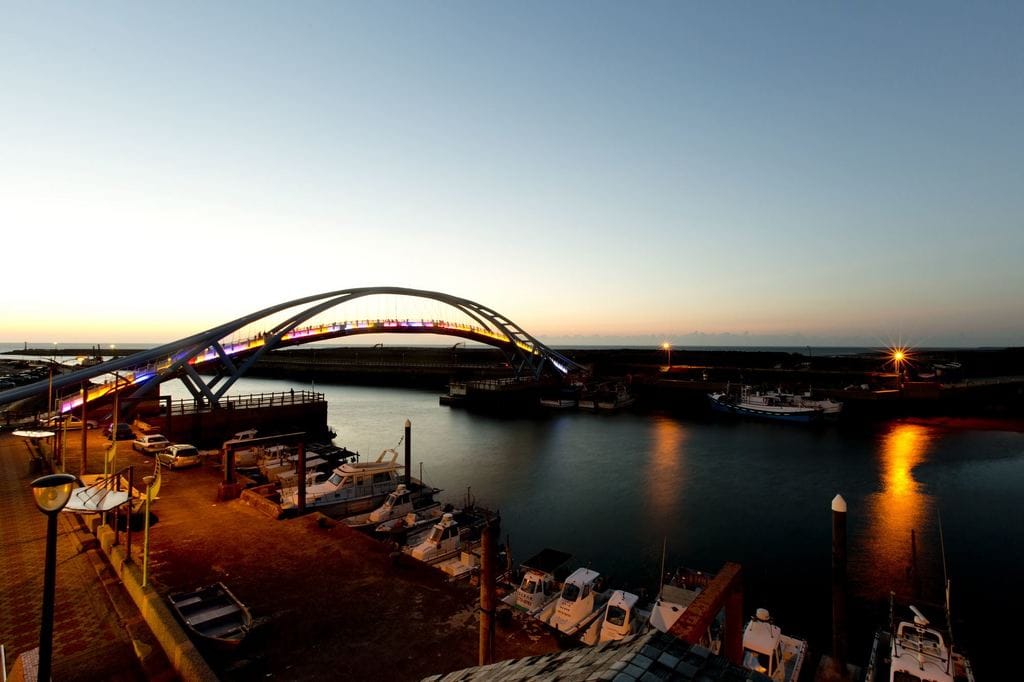 4.璀璨光影照映在海面上非常浪漫.jpg 4.璀璨光影照映在海面上非常浪漫.jpg