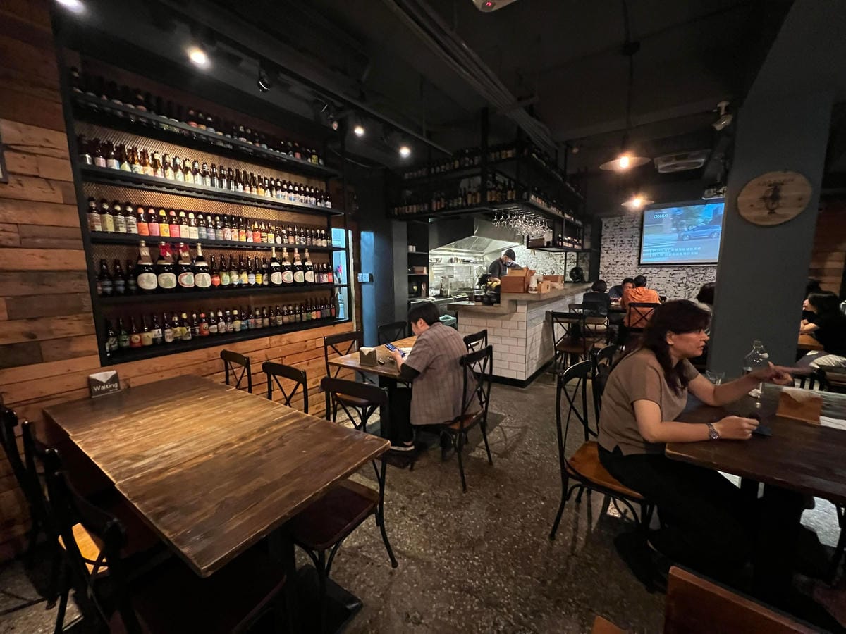 Waiting Bistro (5).jpg Waiting Bistro (5).jpg