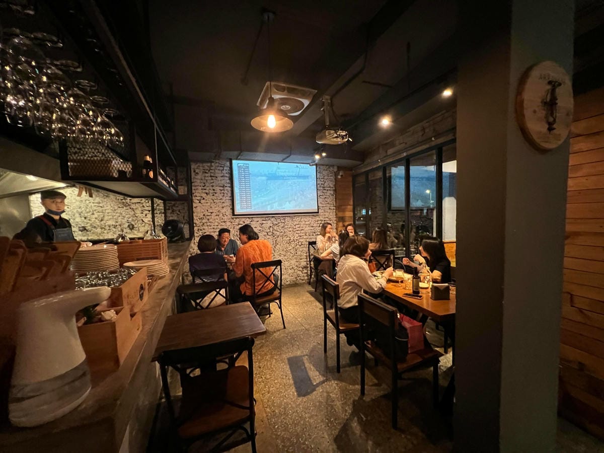 Waiting Bistro (2).jpg Waiting Bistro (2).jpg