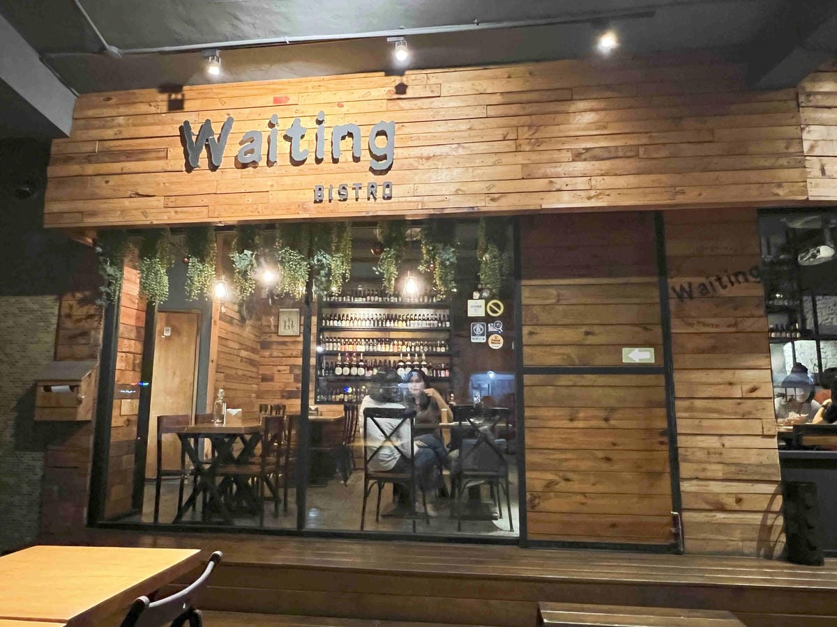 Waiting Bistro (2).jpg Waiting Bistro (2).jpg