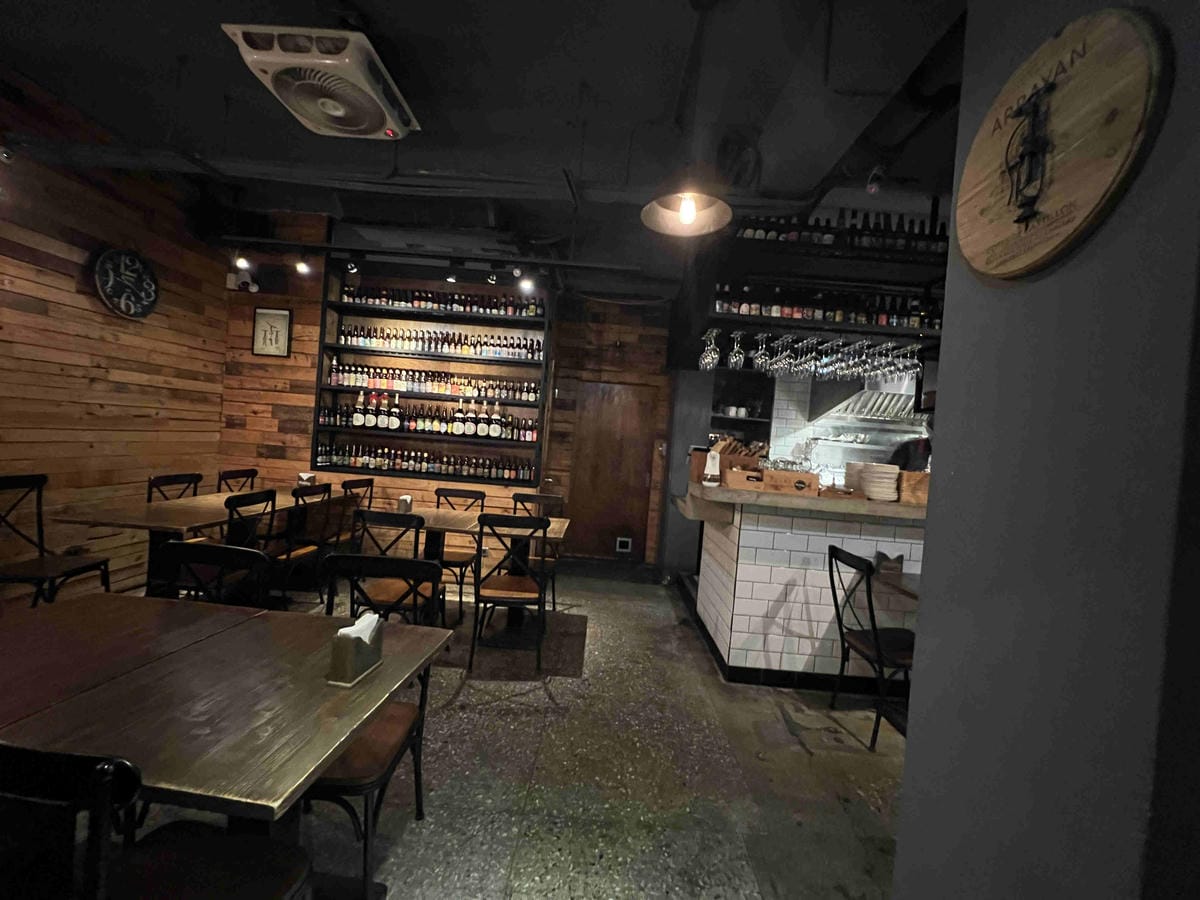 Waiting Bistro (1).jpg Waiting Bistro (1).jpg