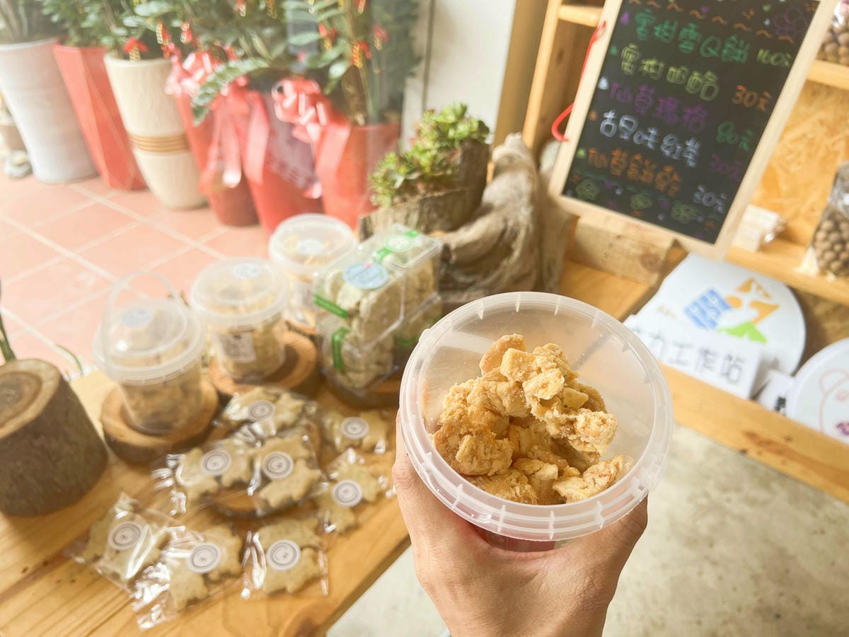 苗栗景點推薦獅潭仙草、後角烘培手作、幸福鐘樓、鐘樓古道、有機書店、獅生活減塑概念館、新店仙草、蜂蜜屋、獅潭教會、楓樹伯公廟、豬皮伯公廟、神秘小徑 (52).jpg 苗栗景點推薦獅潭仙草、後角烘培手作、幸福鐘樓、鐘樓古道、有機書店、獅生活減塑概念館、新店仙草、蜂蜜屋、獅潭教會、楓樹伯公廟、豬皮伯公廟、神秘小徑 (52).jpg