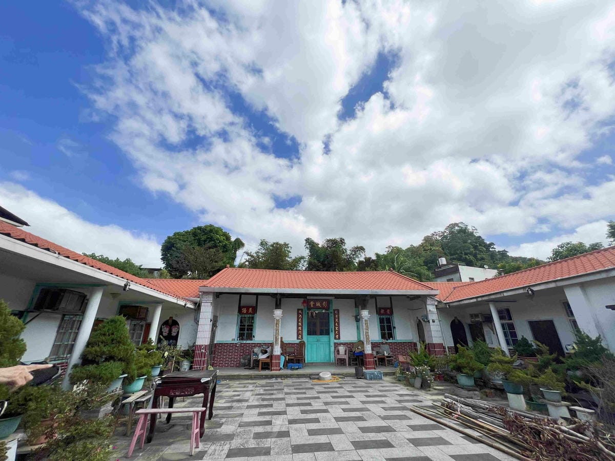 苗栗景點推薦獅潭仙草、後角烘培手作、幸福鐘樓、鐘樓古道、有機書店、獅生活減塑概念館、新店仙草、蜂蜜屋、獅潭教會、楓樹伯公廟、豬皮伯公廟、神秘小徑 (44).jpg 苗栗景點推薦獅潭仙草、後角烘培手作、幸福鐘樓、鐘樓古道、有機書店、獅生活減塑概念館、新店仙草、蜂蜜屋、獅潭教會、楓樹伯公廟、豬皮伯公廟、神秘小徑 (44).jpg