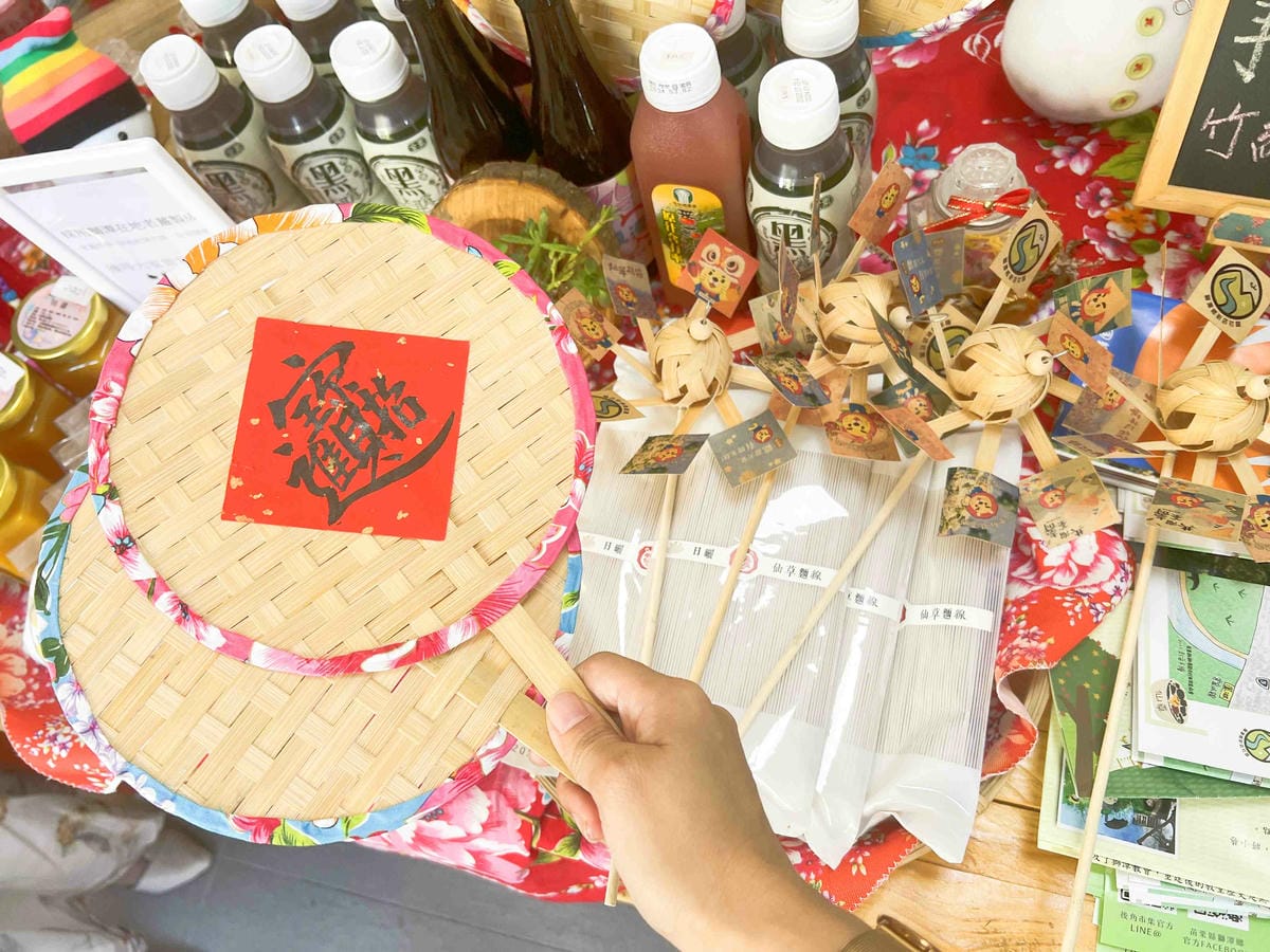 苗栗景點推薦獅潭仙草、後角烘培手作、幸福鐘樓、鐘樓古道、有機書店、獅生活減塑概念館、新店仙草、蜂蜜屋、獅潭教會、楓樹伯公廟、豬皮伯公廟、神秘小徑 (23).jpg 苗栗景點推薦獅潭仙草、後角烘培手作、幸福鐘樓、鐘樓古道、有機書店、獅生活減塑概念館、新店仙草、蜂蜜屋、獅潭教會、楓樹伯公廟、豬皮伯公廟、神秘小徑 (23).jpg