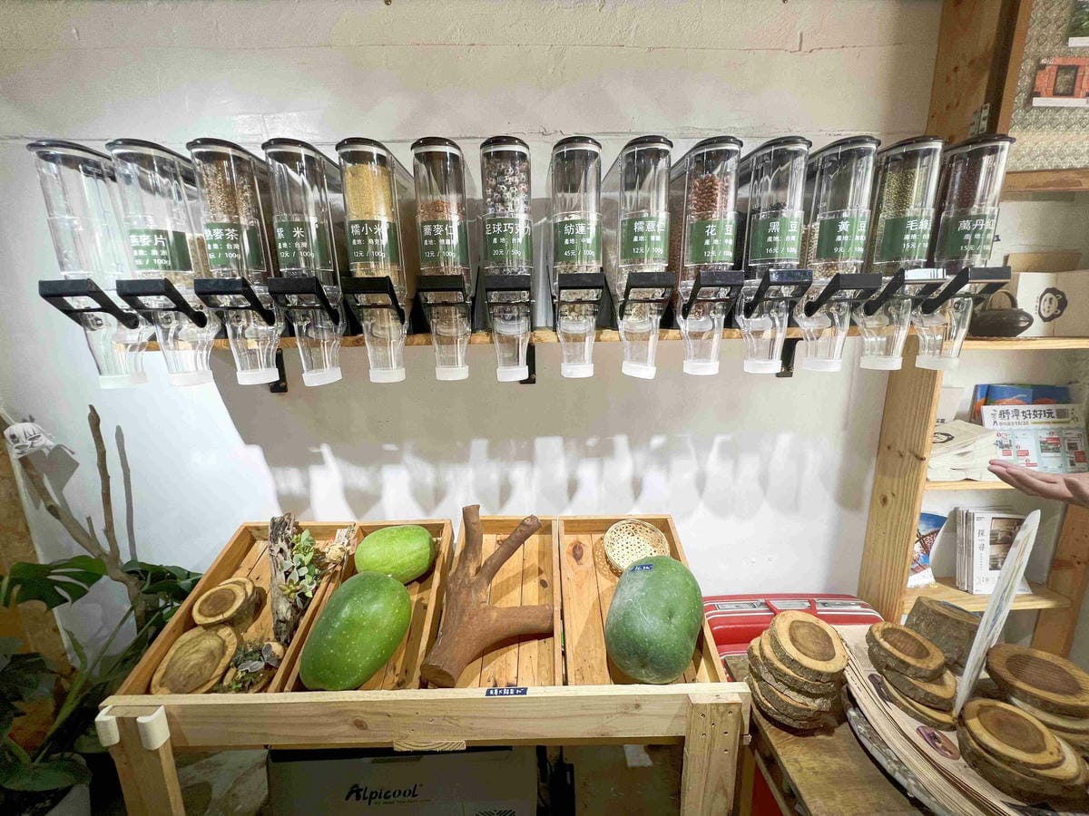 苗栗景點推薦獅潭仙草、後角烘培手作、幸福鐘樓、鐘樓古道、有機書店、獅生活減塑概念館、新店仙草、蜂蜜屋、獅潭教會、楓樹伯公廟、豬皮伯公廟、神秘小徑 (48).jpg 苗栗景點推薦獅潭仙草、後角烘培手作、幸福鐘樓、鐘樓古道、有機書店、獅生活減塑概念館、新店仙草、蜂蜜屋、獅潭教會、楓樹伯公廟、豬皮伯公廟、神秘小徑 (48).jpg