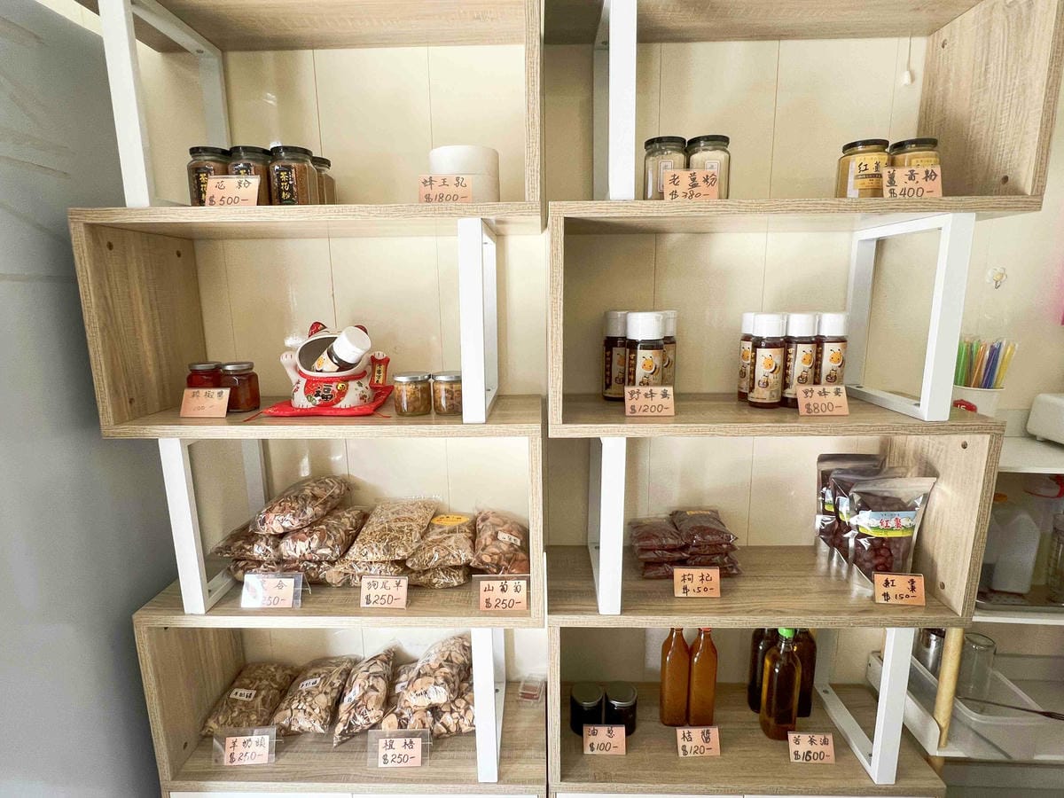 苗栗景點推薦獅潭仙草、後角烘培手作、幸福鐘樓、鐘樓古道、有機書店、獅生活減塑概念館、新店仙草、蜂蜜屋、獅潭教會、楓樹伯公廟、豬皮伯公廟、神秘小徑 (94).jpg 苗栗景點推薦獅潭仙草、後角烘培手作、幸福鐘樓、鐘樓古道、有機書店、獅生活減塑概念館、新店仙草、蜂蜜屋、獅潭教會、楓樹伯公廟、豬皮伯公廟、神秘小徑 (94).jpg