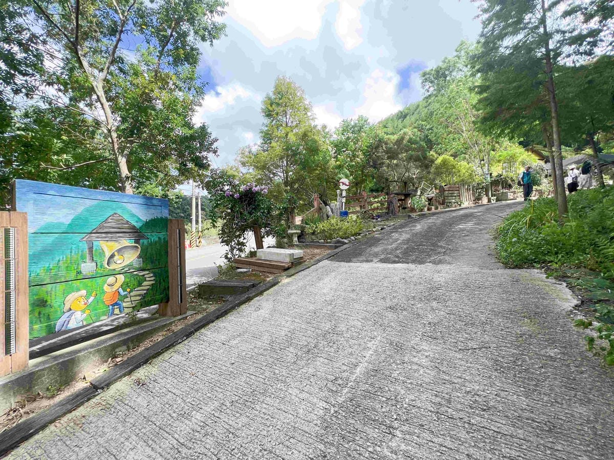 苗栗景點推薦獅潭仙草、後角烘培手作、幸福鐘樓、鐘樓古道、有機書店、獅生活減塑概念館、新店仙草、蜂蜜屋、獅潭教會、楓樹伯公廟、豬皮伯公廟、神秘小徑 (59).jpg 苗栗景點推薦獅潭仙草、後角烘培手作、幸福鐘樓、鐘樓古道、有機書店、獅生活減塑概念館、新店仙草、蜂蜜屋、獅潭教會、楓樹伯公廟、豬皮伯公廟、神秘小徑 (59).jpg