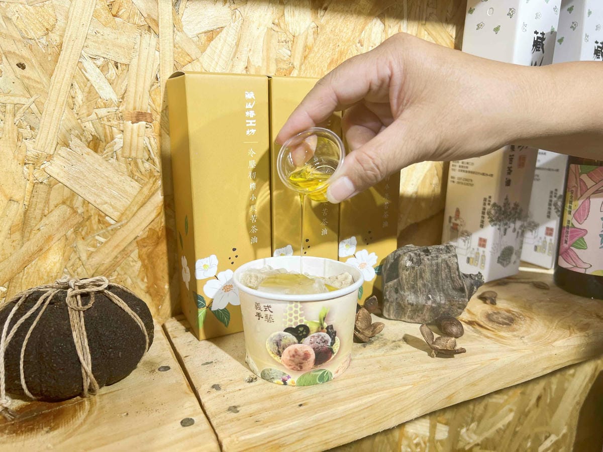 苗栗景點推薦獅潭仙草、後角烘培手作、幸福鐘樓、鐘樓古道、有機書店、獅生活減塑概念館、新店仙草、蜂蜜屋、獅潭教會、楓樹伯公廟、豬皮伯公廟、神秘小徑 (79).jpg 苗栗景點推薦獅潭仙草、後角烘培手作、幸福鐘樓、鐘樓古道、有機書店、獅生活減塑概念館、新店仙草、蜂蜜屋、獅潭教會、楓樹伯公廟、豬皮伯公廟、神秘小徑 (79).jpg