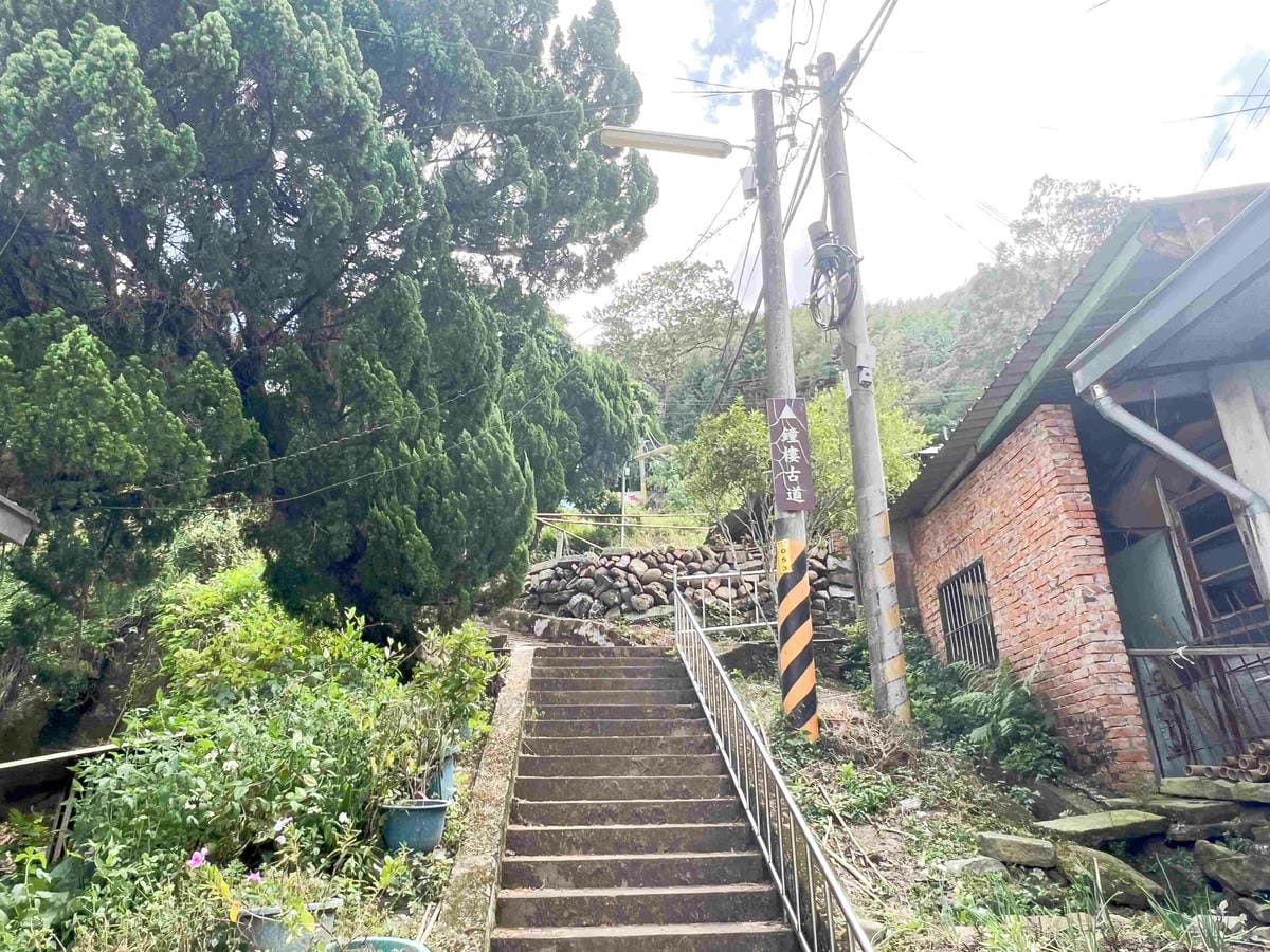 苗栗景點推薦獅潭仙草、後角烘培手作、幸福鐘樓、鐘樓古道、有機書店、獅生活減塑概念館、新店仙草、蜂蜜屋、獅潭教會、楓樹伯公廟、豬皮伯公廟、神秘小徑 (55).jpg 苗栗景點推薦獅潭仙草、後角烘培手作、幸福鐘樓、鐘樓古道、有機書店、獅生活減塑概念館、新店仙草、蜂蜜屋、獅潭教會、楓樹伯公廟、豬皮伯公廟、神秘小徑 (55).jpg