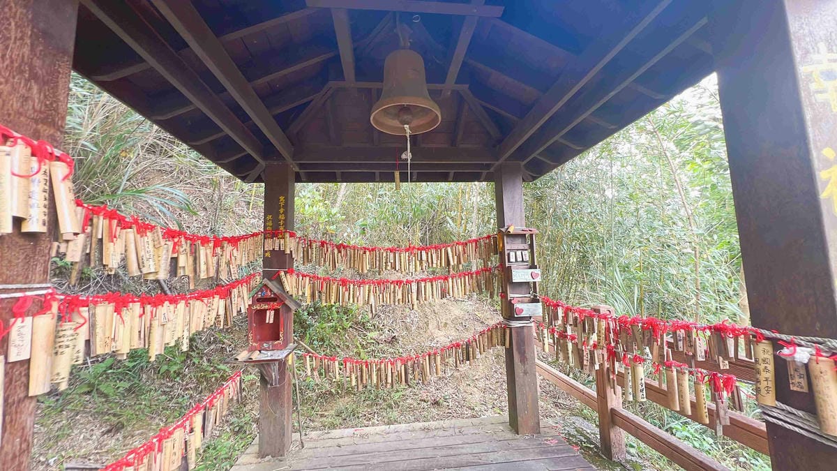 苗栗景點推薦獅潭仙草、後角烘培手作、幸福鐘樓、鐘樓古道、有機書店、獅生活減塑概念館、新店仙草、蜂蜜屋、獅潭教會、楓樹伯公廟、豬皮伯公廟、神秘小徑 (63).jpg 苗栗景點推薦獅潭仙草、後角烘培手作、幸福鐘樓、鐘樓古道、有機書店、獅生活減塑概念館、新店仙草、蜂蜜屋、獅潭教會、楓樹伯公廟、豬皮伯公廟、神秘小徑 (63).jpg