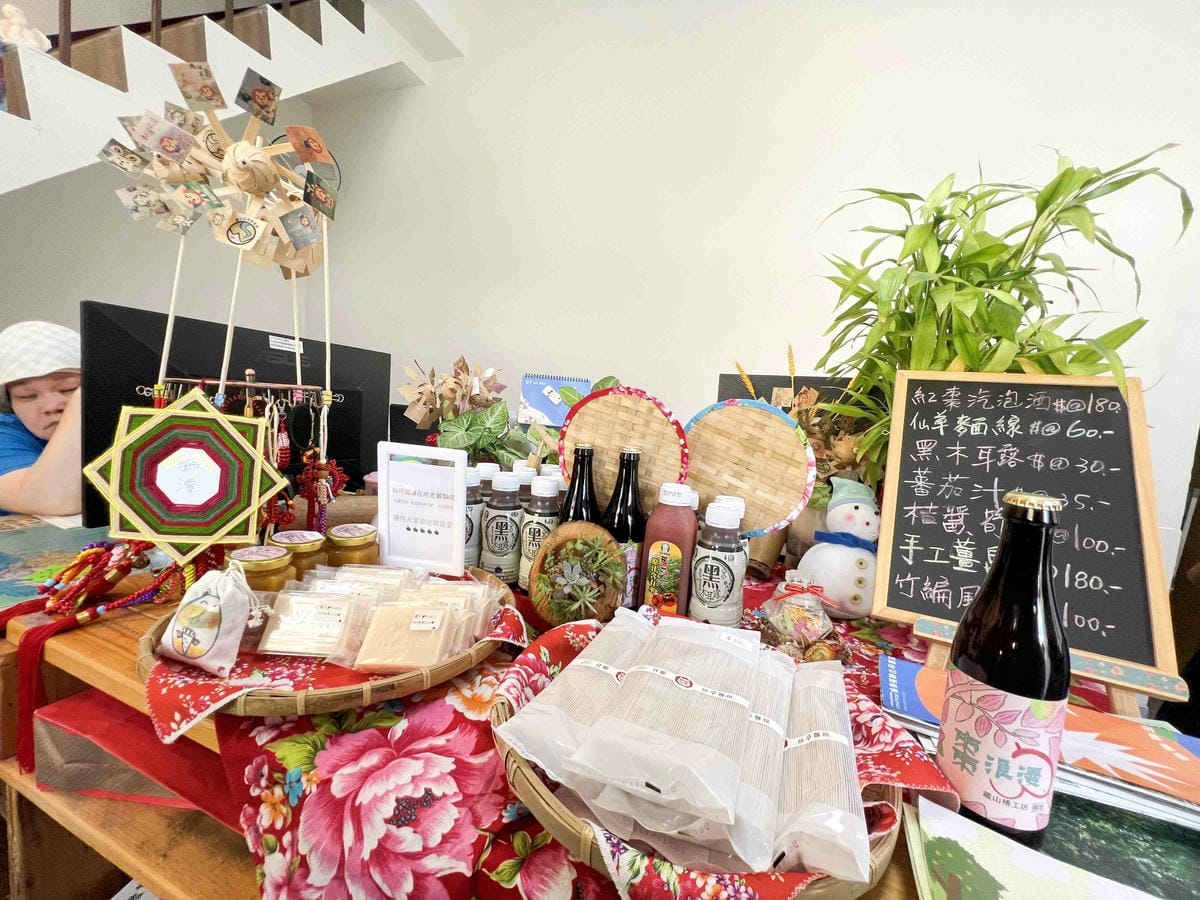 苗栗景點推薦獅潭仙草、後角烘培手作、幸福鐘樓、鐘樓古道、有機書店、獅生活減塑概念館、新店仙草、蜂蜜屋、獅潭教會、楓樹伯公廟、豬皮伯公廟、神秘小徑 (22).jpg 苗栗景點推薦獅潭仙草、後角烘培手作、幸福鐘樓、鐘樓古道、有機書店、獅生活減塑概念館、新店仙草、蜂蜜屋、獅潭教會、楓樹伯公廟、豬皮伯公廟、神秘小徑 (22).jpg