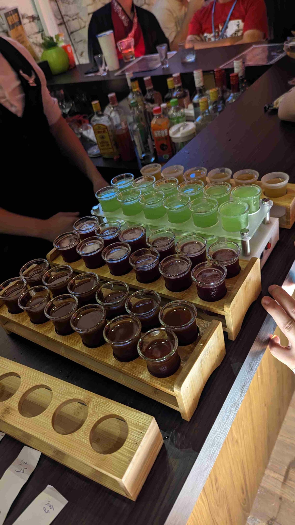 晚上活動-送調酒:向新人敬酒_副本.jpg 晚上活動-送調酒:向新人敬酒_副本.jpg