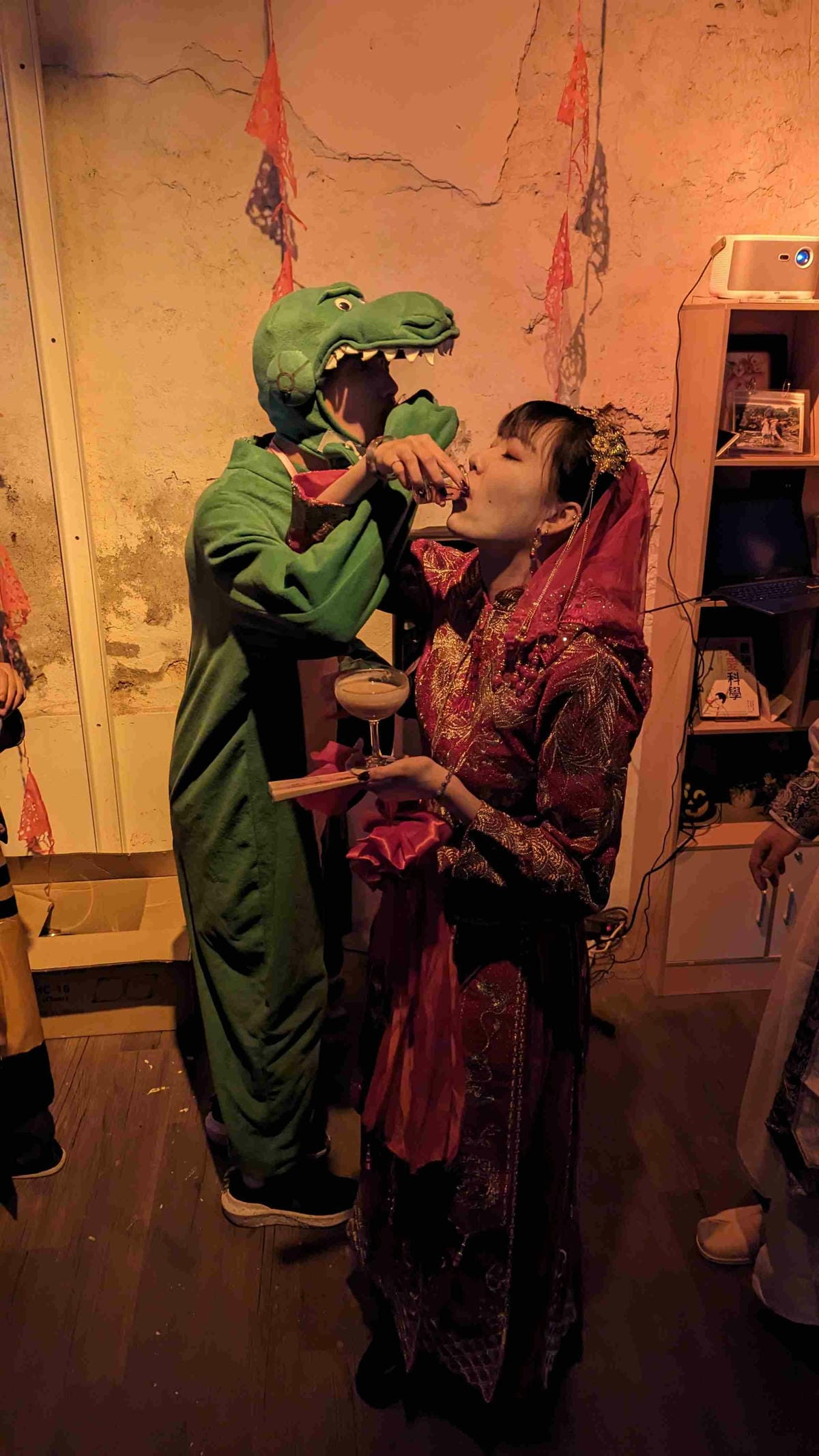 晚上活動-變裝票數最高者和鬼新娘喝交杯酒_副本.jpg 晚上活動-變裝票數最高者和鬼新娘喝交杯酒_副本.jpg