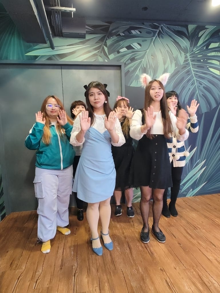 VIVAAPRTYROOM (1).jpg VIVAAPRTYROOM (1).jpg