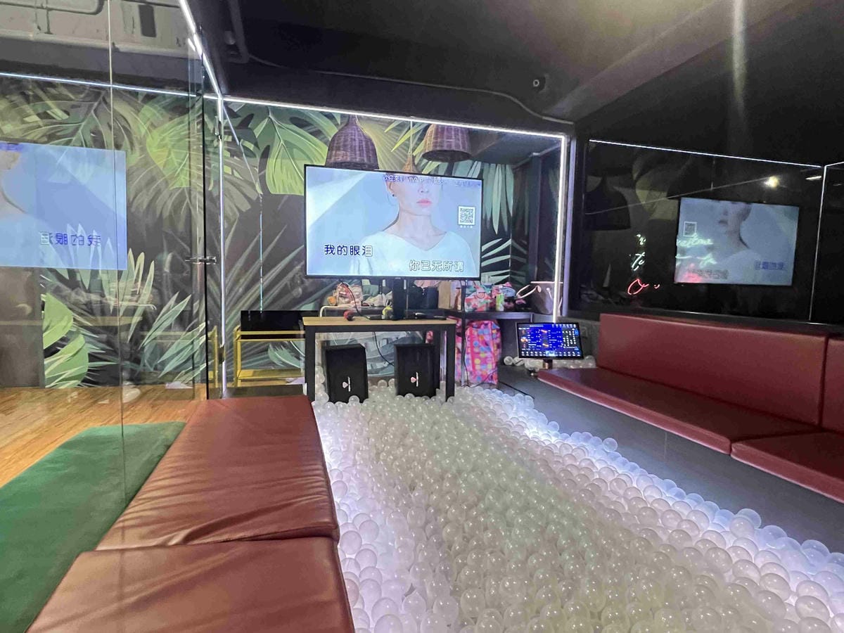 VIVAAPRTYROOM (29).jpg VIVAAPRTYROOM (29).jpg