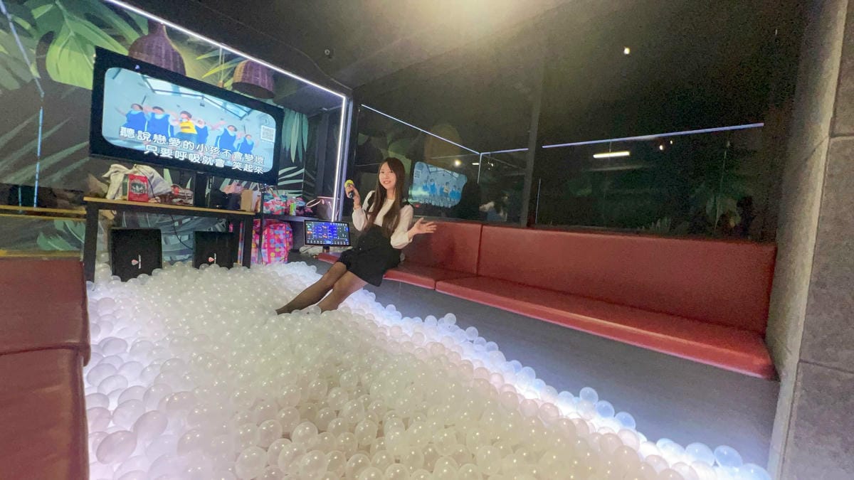 VIVAAPRTYROOM (31).jpg VIVAAPRTYROOM (31).jpg