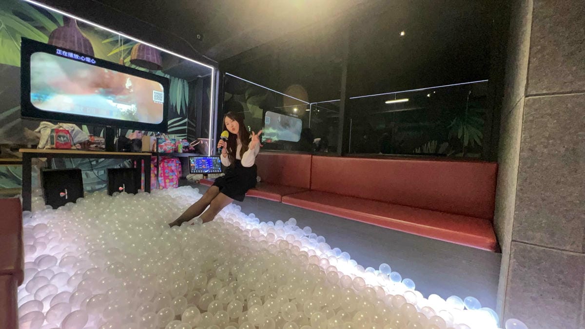 VIVAAPRTYROOM (30).jpg VIVAAPRTYROOM (30).jpg