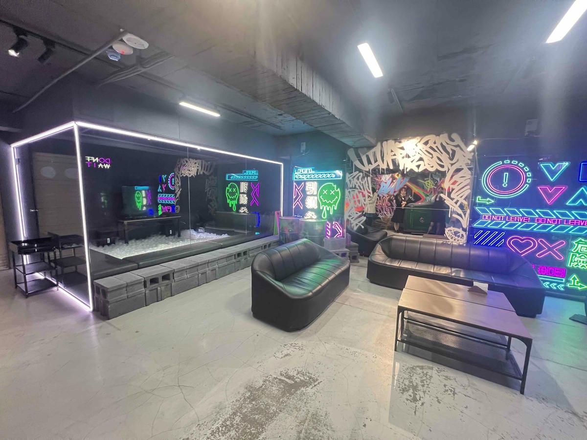 VIVAAPRTYROOM (14).jpg VIVAAPRTYROOM (14).jpg