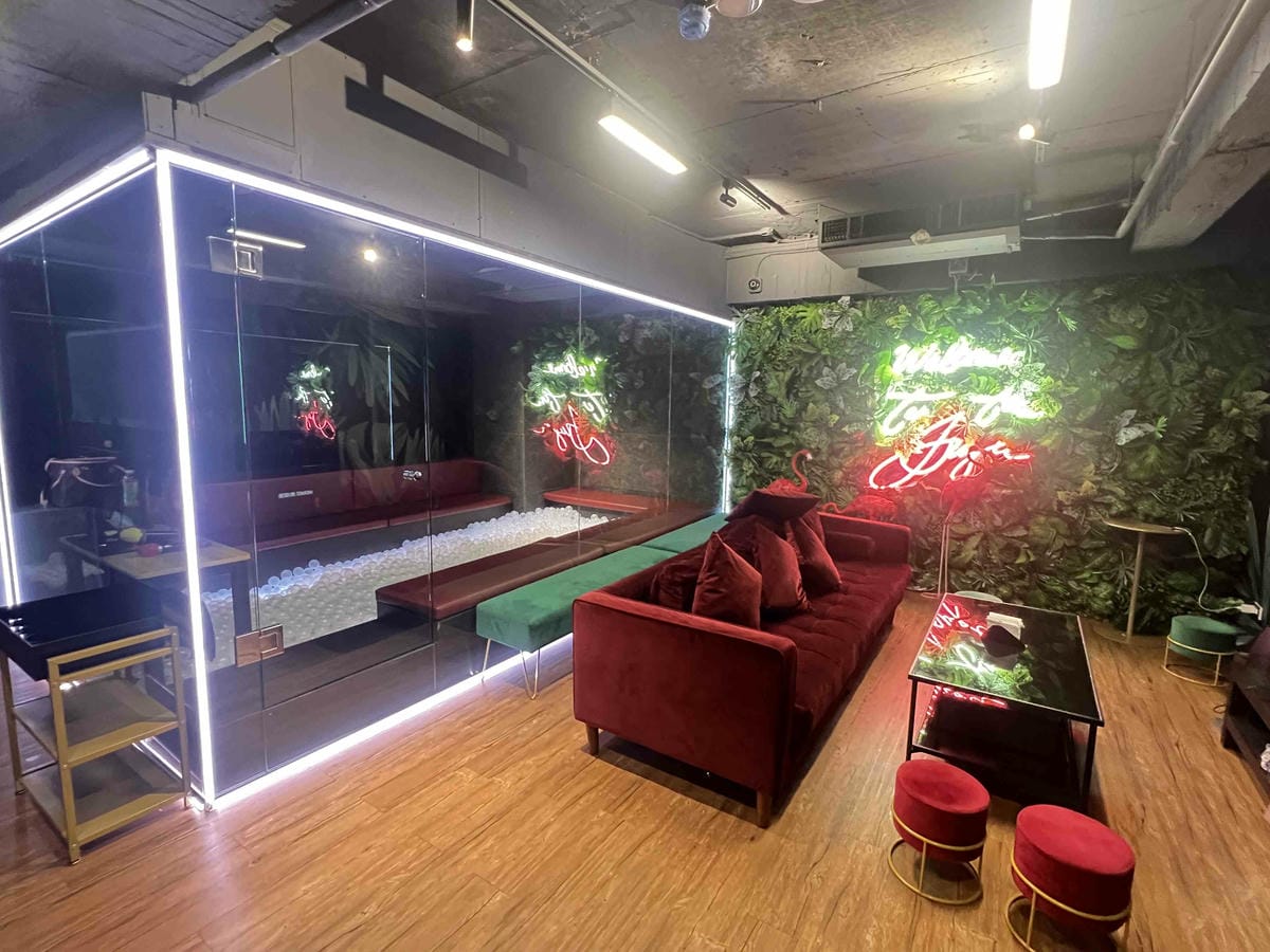 VIVAAPRTYROOM (27).jpg VIVAAPRTYROOM (27).jpg