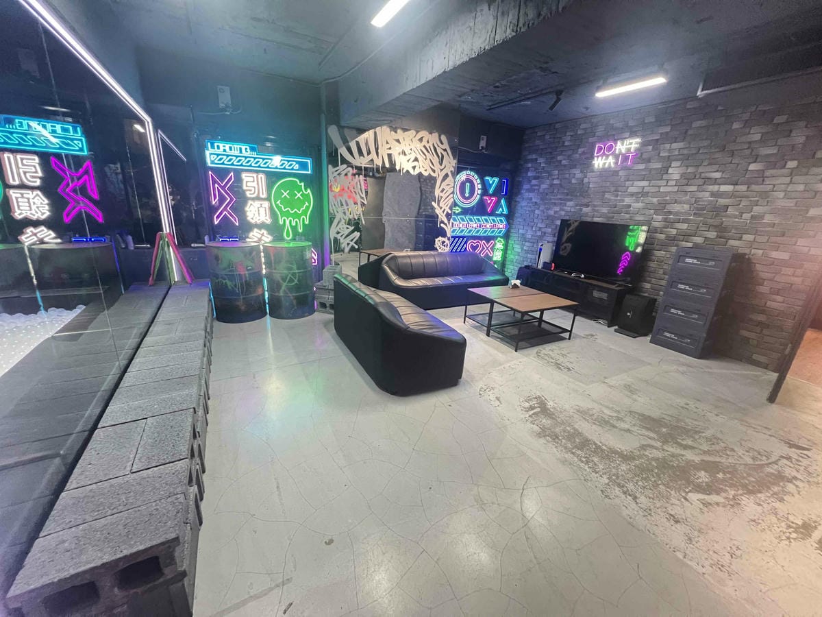 VIVAAPRTYROOM (12).jpg VIVAAPRTYROOM (12).jpg