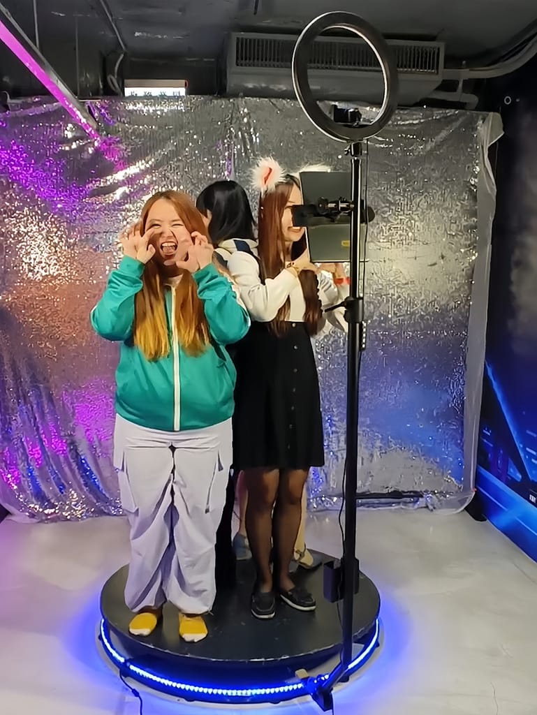 VIVAAPRTYROOM (2).jpg VIVAAPRTYROOM (2).jpg