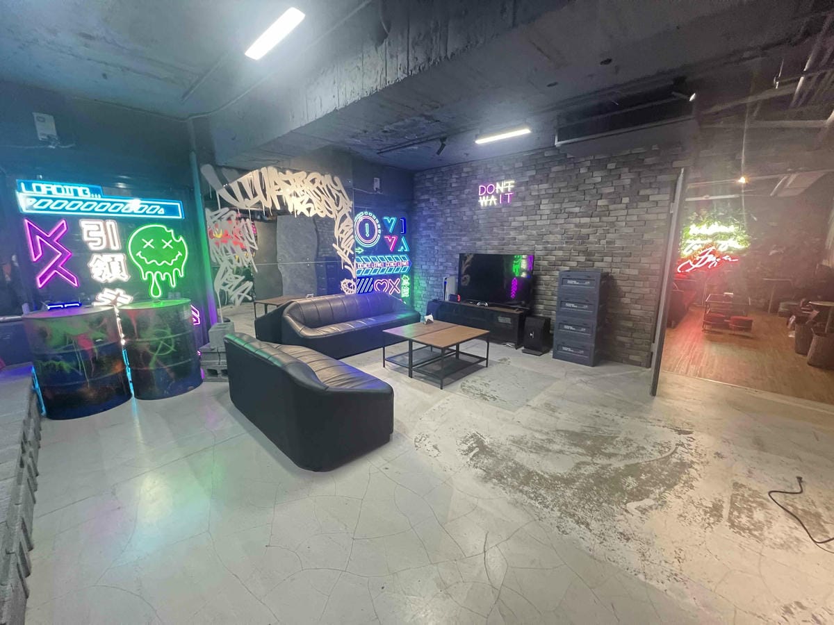 VIVAAPRTYROOM (13).jpg VIVAAPRTYROOM (13).jpg