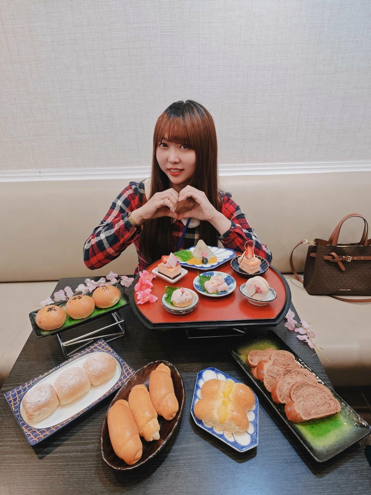 【麗星郵輪免費美食全攻略】麗都自助餐廳一日5餐吃到撐!星夢&百味軒中西料理超驚豔 - 第148張圖 麗星郵輪探索星號 (2).jpg