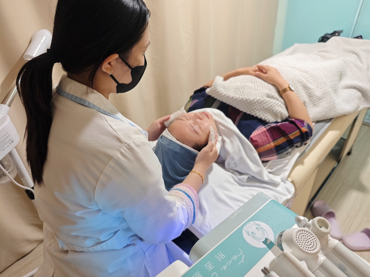 【桃園SPA推薦】別丟臉美膚專門店：火車站步行2分鐘！水飛梭清粉刺＋SPA洗髮一站式搞定，極致懶人保養，無推銷壓力