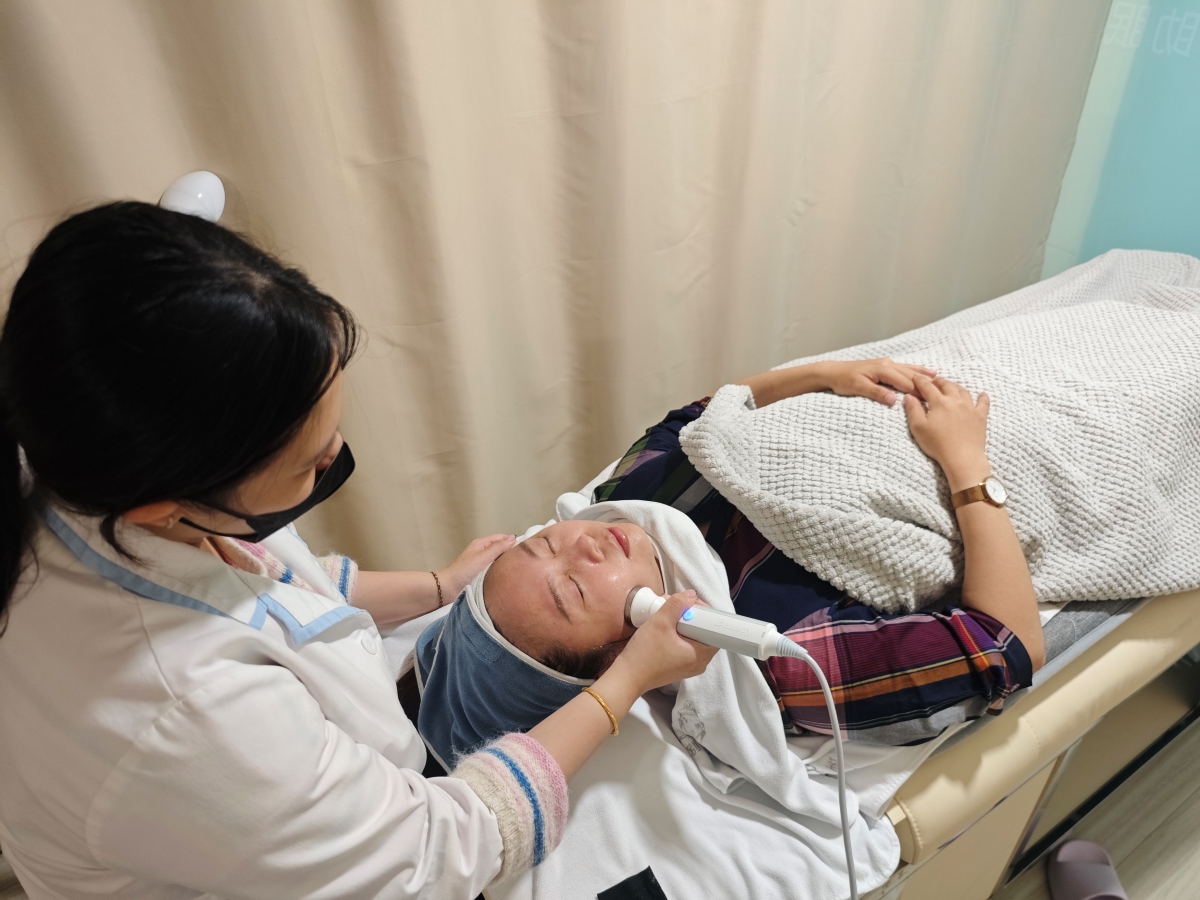 【桃園SPA推薦】別丟臉美膚專門店：火車站步行2分鐘！水飛梭清粉刺＋SPA洗髮一站式搞定，極致懶人保養，無推銷壓力