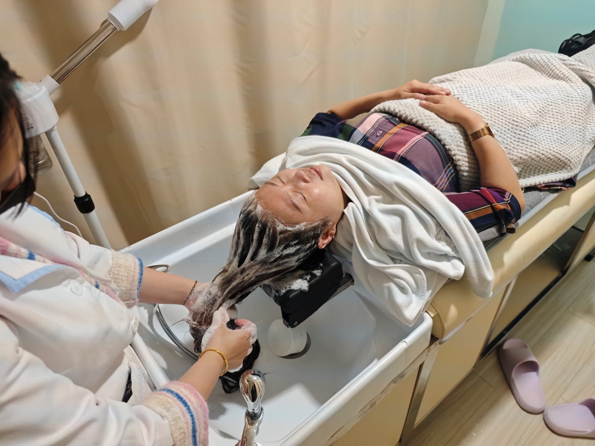 【桃園SPA推薦】別丟臉美膚專門店：火車站步行2分鐘！水飛梭清粉刺＋SPA洗髮一站式搞定，極致懶人保養，無推銷壓力