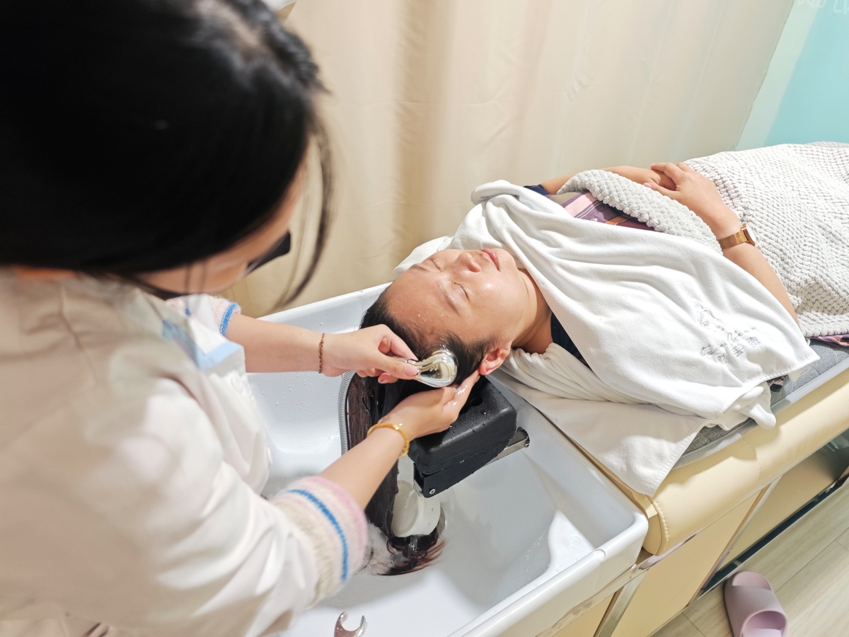 【桃園SPA推薦】別丟臉美膚專門店：火車站步行2分鐘！水飛梭清粉刺＋SPA洗髮一站式搞定，極致懶人保養，無推銷壓力