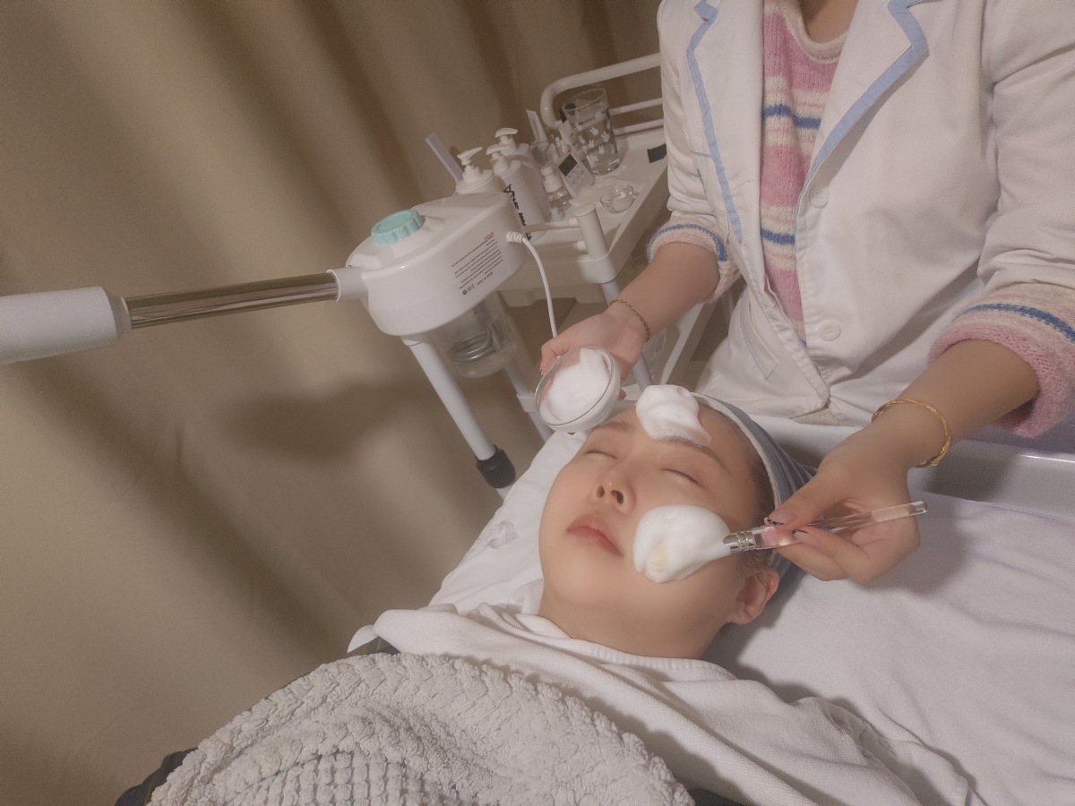 【桃園SPA推薦】別丟臉美膚專門店：火車站步行2分鐘！水飛梭清粉刺＋SPA洗髮一站式搞定，極致懶人保養，無推銷壓力