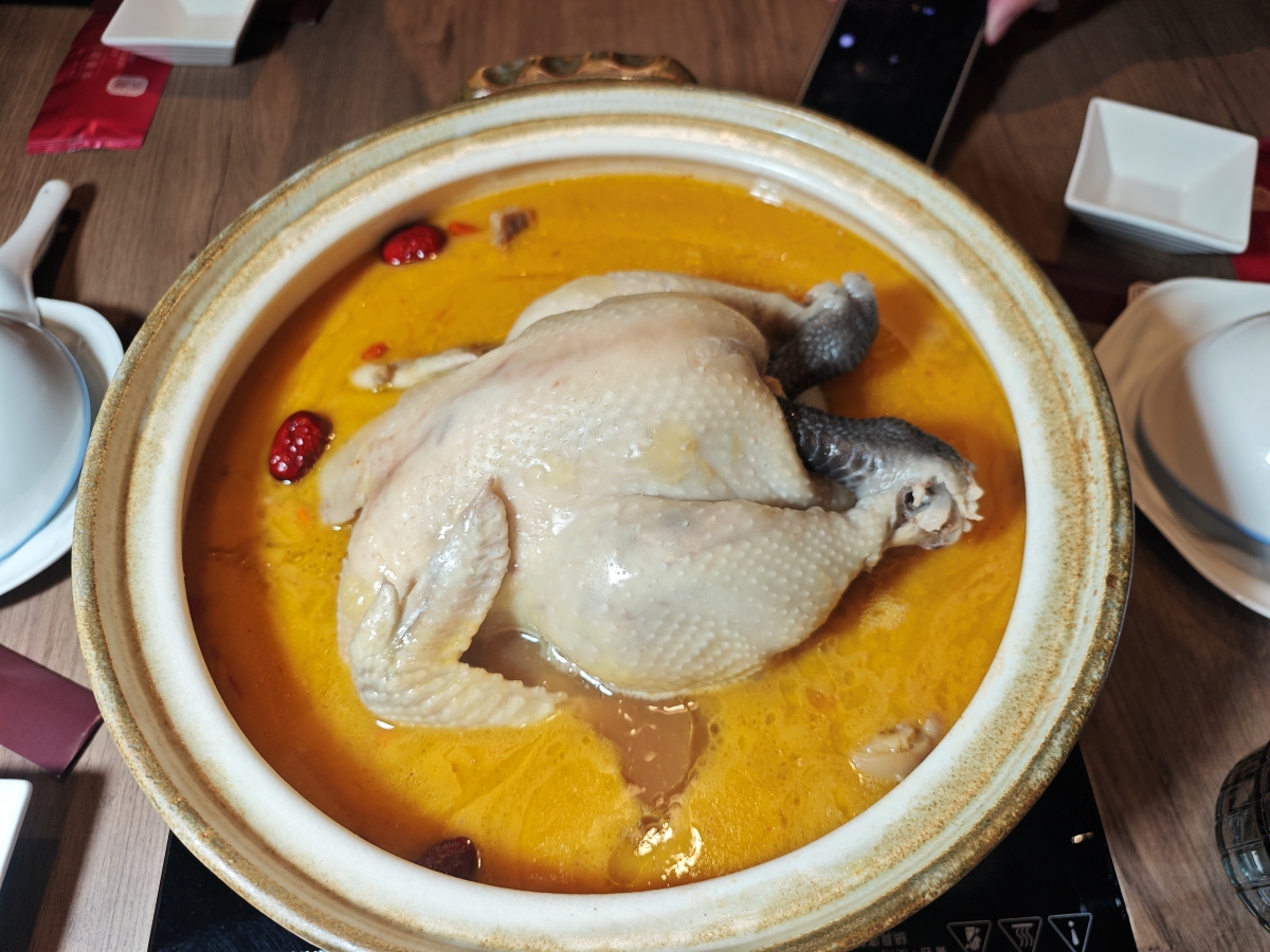 【台北雞湯火鍋推薦】君曜雞湯正式插旗信義區！雞湯界 LV 星曜雞湯姐妹店，喝雞湯也能一路玩到跨年倒數