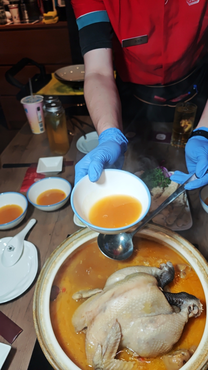 【台北雞湯火鍋推薦】君曜雞湯正式插旗信義區！雞湯界 LV 星曜雞湯姐妹店，喝雞湯也能一路玩到跨年倒數