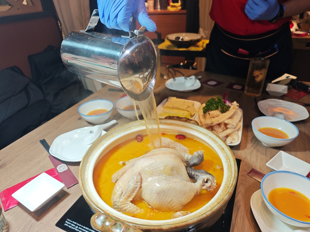 【台北雞湯火鍋推薦】君曜雞湯正式插旗信義區！雞湯界 LV 星曜雞湯姐妹店，喝雞湯也能一路玩到跨年倒數