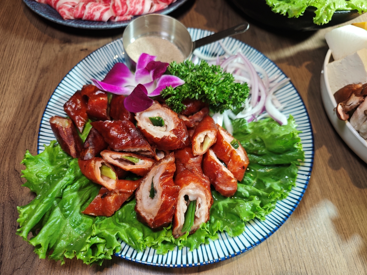 【台北雞湯火鍋推薦】君曜雞湯正式插旗信義區！雞湯界 LV 星曜雞湯姐妹店，喝雞湯也能一路玩到跨年倒數