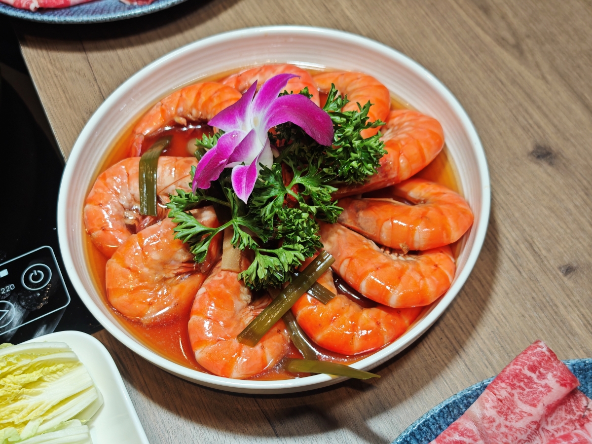 【台北雞湯火鍋推薦】君曜雞湯正式插旗信義區！雞湯界 LV 星曜雞湯姐妹店，喝雞湯也能一路玩到跨年倒數