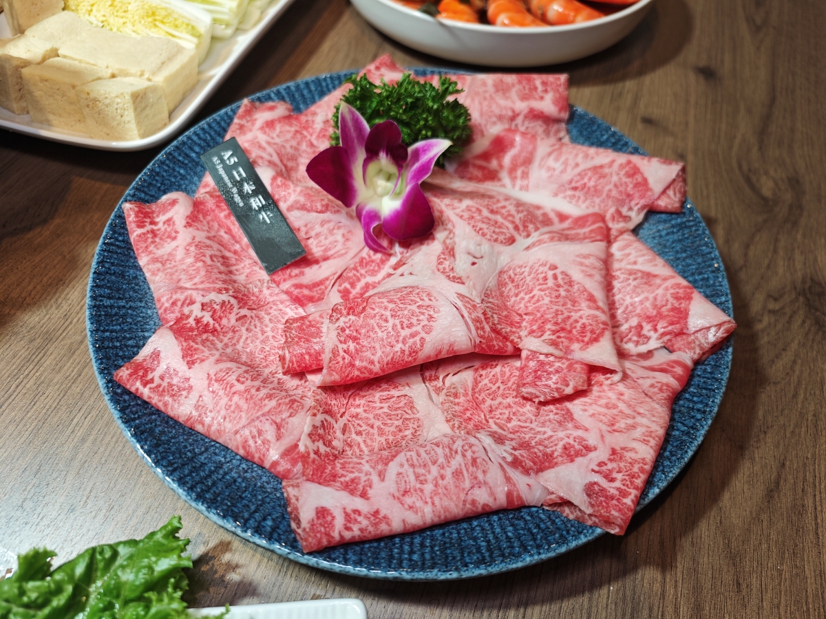 【台北雞湯火鍋推薦】君曜雞湯正式插旗信義區！雞湯界 LV 星曜雞湯姐妹店，喝雞湯也能一路玩到跨年倒數