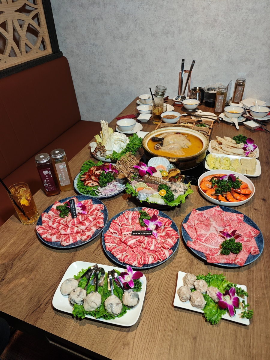 【台北雞湯火鍋推薦】君曜雞湯正式插旗信義區！雞湯界 LV 星曜雞湯姐妹店，喝雞湯也能一路玩到跨年倒數