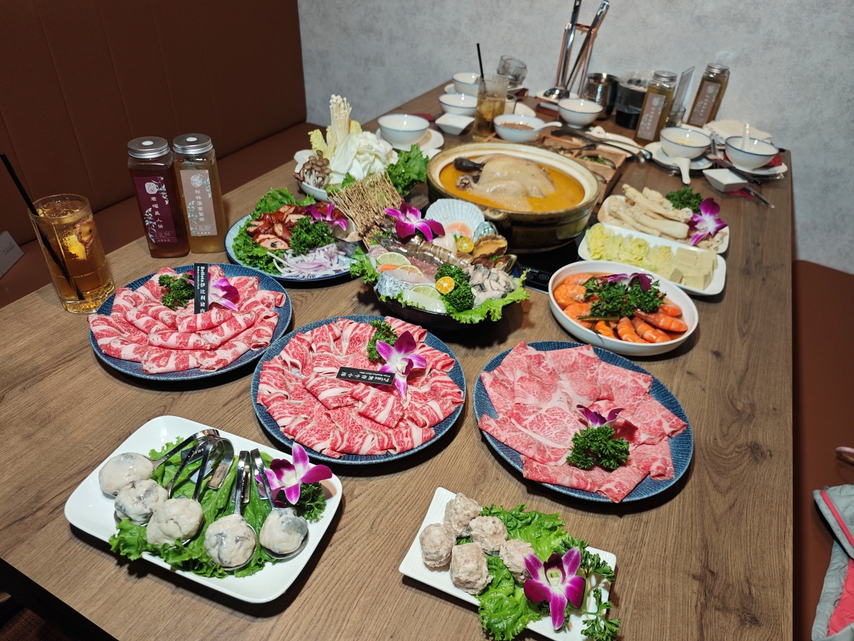 【台北雞湯火鍋推薦】君曜雞湯正式插旗信義區！雞湯界 LV 星曜雞湯姐妹店，喝雞湯也能一路玩到跨年倒數