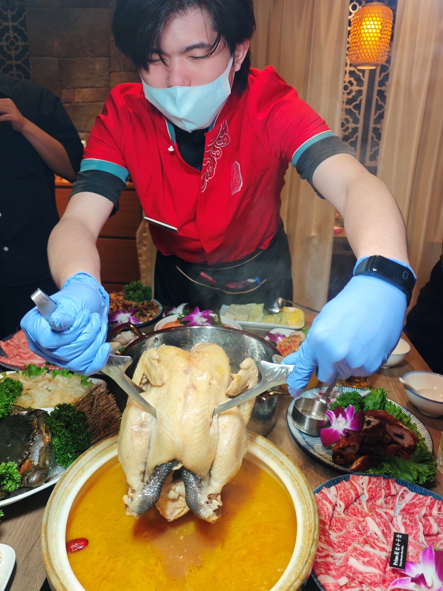 【台北雞湯火鍋推薦】君曜雞湯正式插旗信義區！雞湯界 LV 星曜雞湯姐妹店，喝雞湯也能一路玩到跨年倒數